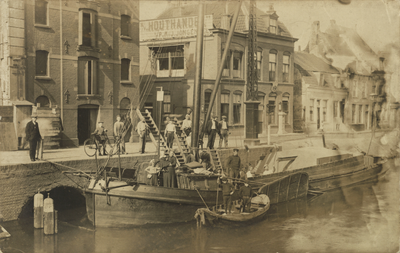 2840 Gezicht op de voorgevels van enkele huizen aan de Zeedijk te Utrecht met op de voorgrond de Vecht met een schip.